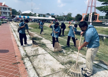 สพร.7 อุบลฯนำผู้รับการฝึกเตรียมเข้าทำงาน ร่วมบำเพ็ญประโยชน์ทำความสะอาดลานขวัญเมือง ในกิจกรรมวันแรงงานแห่งชาติ